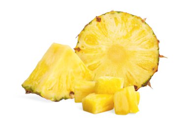 Taze kesilmiş ananas. Beyaz arkaplanda izole edilmiş dilimler. 