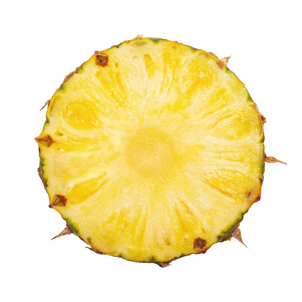 Taze kesilmiş ananas. Yuvarlak dilim beyaz arkaplanda izole edildi. 