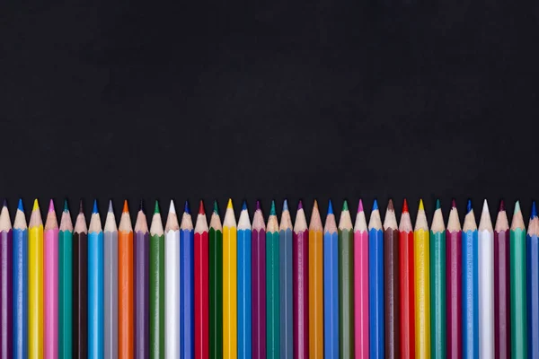 Siyah Arkaplanda Renkli Kalemler Boşluğu Kopyala — Stok fotoğraf