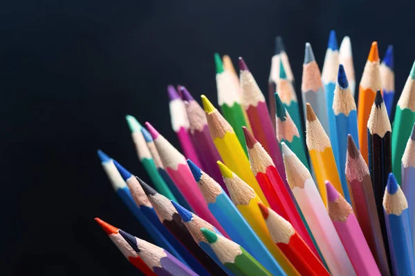 Siyah Arkaplanda Renkli Kalemler Yakın Plan — Stok fotoğraf
