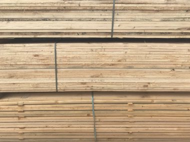 Arka plan ve doku için inşaat malzemesi. Ahşap ürünler, kalaslar, astarlar, inşaat tahtaları malzeme deposunda. Kereste endüstrisi nesneleri.