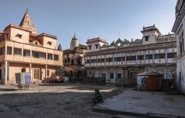 Ayodhya telaffuzu, Hindistan 'da haccın merkezi olarak bilinen antik bir şehirdir. Burası Tanrı Rama 'nın doğduğu yer ve efsanevi Koshal krallığının başkenti olarak kabul edilir..
