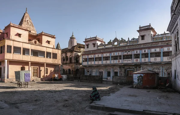 Ayodhya telaffuzu, Hindistan 'da haccın merkezi olarak bilinen antik bir şehirdir. Burası Tanrı Rama 'nın doğduğu yer ve efsanevi Koshal krallığının başkenti olarak kabul edilir..