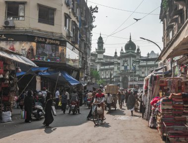 Mumbai, Hindistan 'ın batı kıyısında, ülkenin finans merkezi ve en büyük şehri olan yoğun nüfuslu bir metropolistir..