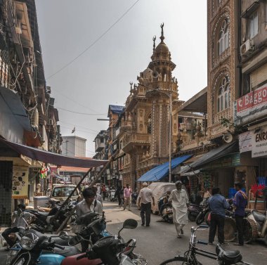 Mumbai, Hindistan 'ın batı kıyısında, ülkenin finans merkezi ve en büyük şehri olan yoğun nüfuslu bir metropolistir..