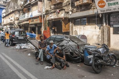 Mumbai, Hindistan 'ın batı kıyısında, ülkenin finans merkezi ve en büyük şehri olan yoğun nüfuslu bir metropolistir..