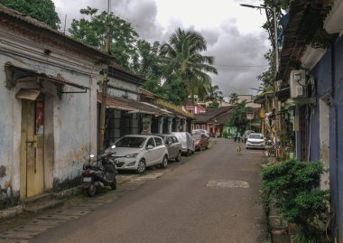 Panaji, Hindistan 'ın Goa eyaletinin başkentidir, şehir Mandovi Nehri kıyısında yer almaktadır ve kaldırımlı sokakları, Portekiz sömürge mimarisi ve renkli villalarıyla tanınmaktadır.