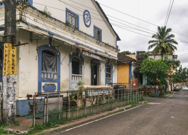 Panaji, Hindistan 'ın Goa eyaletinin başkentidir, şehir Mandovi Nehri kıyısında yer almaktadır ve kaldırımlı sokakları, Portekiz sömürge mimarisi ve renkli villalarıyla tanınmaktadır.