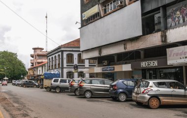 Panaji, Hindistan 'ın Goa eyaletinin başkentidir, şehir Mandovi Nehri kıyısında yer almaktadır ve kaldırımlı sokakları, Portekiz sömürge mimarisi ve renkli villalarıyla tanınmaktadır.