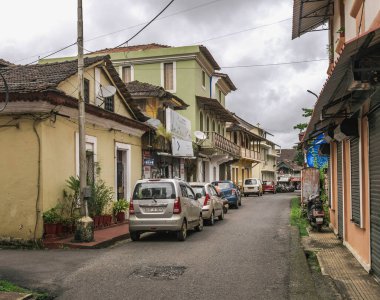 Panaji, Hindistan 'ın Goa eyaletinin başkentidir, şehir Mandovi Nehri kıyısında yer almaktadır ve kaldırımlı sokakları, Portekiz sömürge mimarisi ve renkli villalarıyla tanınmaktadır.