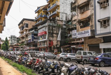 Panaji, Hindistan 'ın Goa eyaletinin başkentidir, şehir Mandovi Nehri kıyısında yer almaktadır ve kaldırımlı sokakları, Portekiz sömürge mimarisi ve renkli villalarıyla tanınmaktadır.