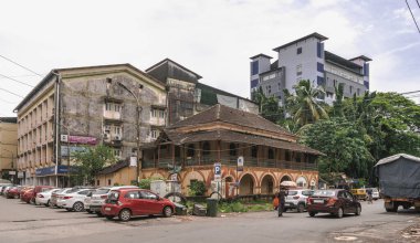 Panaji, Hindistan 'ın Goa eyaletinin başkentidir, şehir Mandovi Nehri kıyısında yer almaktadır ve kaldırımlı sokakları, Portekiz sömürge mimarisi ve renkli villalarıyla tanınmaktadır.