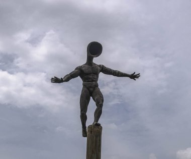 Panaji, Hindistan 'ın Goa eyaletinin başkentidir, şehir Mandovi Nehri kıyısında yer almaktadır ve kaldırımlı sokakları, Portekiz sömürge mimarisi ve renkli villalarıyla tanınmaktadır.