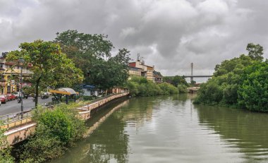 Panaji, Hindistan 'ın Goa eyaletinin başkentidir, şehir Mandovi Nehri kıyısında yer almaktadır ve kaldırımlı sokakları, Portekiz sömürge mimarisi ve renkli villalarıyla tanınmaktadır.