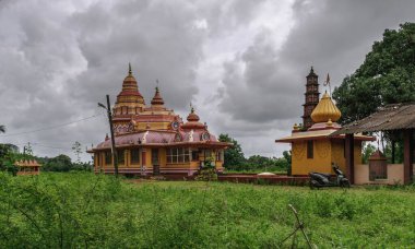 Goa, Batı Hindistan 'da Arap Denizi' nin suları tarafından yıkanan bir devlettir..