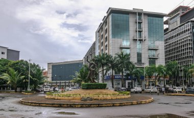 Panaji, Hindistan 'ın Goa eyaletinin başkentidir, şehir Mandovi Nehri kıyısında yer almaktadır ve kaldırımlı sokakları, Portekiz sömürge mimarisi ve renkli villalarıyla tanınmaktadır.