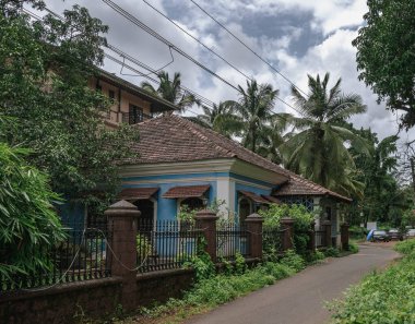 Goa, Batı Hindistan 'da Arap Denizi' nin suları tarafından yıkanan bir devlettir..