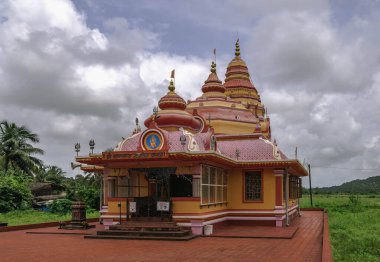 Goa, Batı Hindistan 'da Arap Denizi' nin suları tarafından yıkanan bir devlettir..