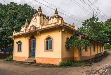 Goa, Batı Hindistan 'da Arap Denizi' nin suları tarafından yıkanan bir devlettir..