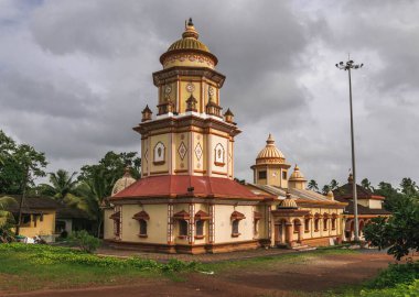 Goa, Batı Hindistan 'da Arap Denizi' nin suları tarafından yıkanan bir devlettir..