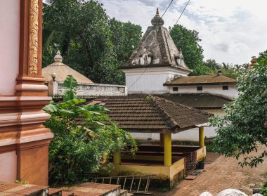 Goa, Batı Hindistan 'da Arap Denizi' nin suları tarafından yıkanan bir devlettir..
