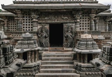Halebid, Karnataka 'da Shiva' ya adanmış eşsiz Hoysala tarzı bir tapınağı olan bir şehir.