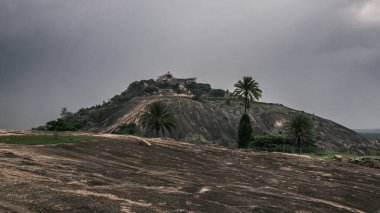 Chandragiri Tepesi 'ndeki Shravanabelagola Tapınağı Jainism' in takipçileri için en önemli hac yerlerinden biridir..