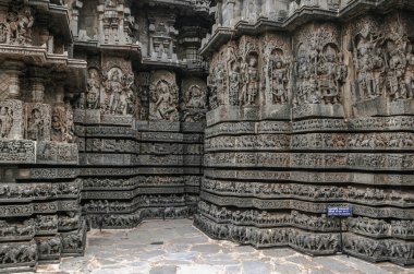 Halebid, Karnataka 'da Shiva' ya adanmış eşsiz Hoysala tarzı bir tapınağı olan bir şehir.