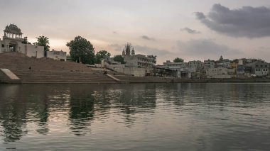 Rajasthan 'daki Thar Çölü' nün kıyısındaki antik şehir Pushkar.