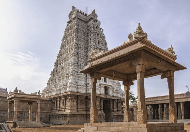 Hinduizm için kutsal bir hac yeri olan Srirangam, Güney Hindistan 'ın Tamil Nadu eyaletindeki Tiruchirapalli şehrindeki Kaveri Nehri' nde bir ada.