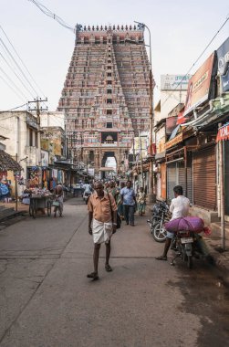 Hinduizm için kutsal bir hac yeri olan Srirangam, Güney Hindistan 'ın Tamil Nadu eyaletindeki Tiruchirapalli şehrindeki Kaveri Nehri' nde bir ada.