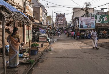 Hinduizm için kutsal bir hac yeri olan Srirangam, Güney Hindistan 'ın Tamil Nadu eyaletindeki Tiruchirapalli şehrindeki Kaveri Nehri' nde bir ada.
