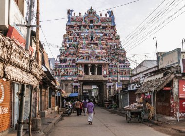 Hinduizm için kutsal bir hac yeri olan Srirangam, Güney Hindistan 'ın Tamil Nadu eyaletindeki Tiruchirapalli şehrindeki Kaveri Nehri' nde bir ada.