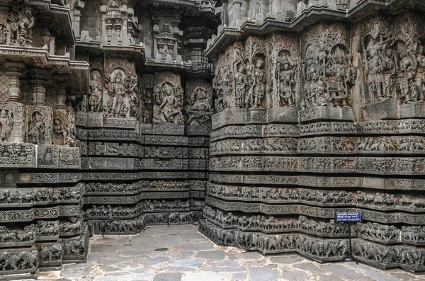 Halebid, Karnataka 'da Shiva' ya adanmış eşsiz Hoysala tarzı bir tapınağı olan bir şehir.