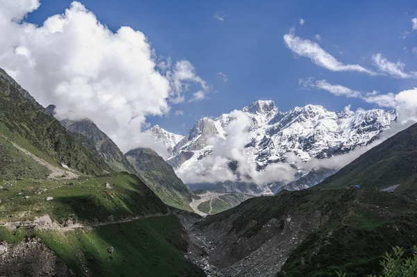 喜马拉雅山上的Kedarnath村 四周是覆盖着永恒积雪的山峰 — 图库照片