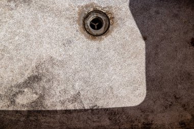 Eski cilalı taş lavabo kanalizasyon deliği