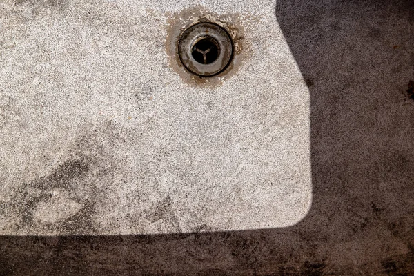 Riool gat in oude gepolijste stenen gootsteen — Stockfoto