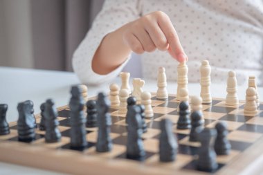 bir kız nasıl satranç oyunu oynamak için öğrenmek