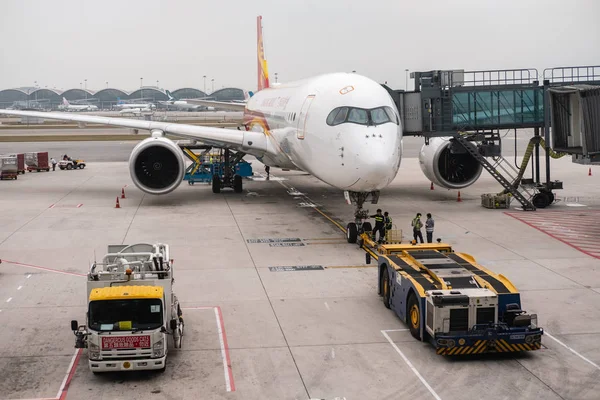 Hong Kong, Çin - 14 Ocak 2019: Hong Kong Uluslararası Havaalanı'na Hong Kong havayolları uçak park etme.