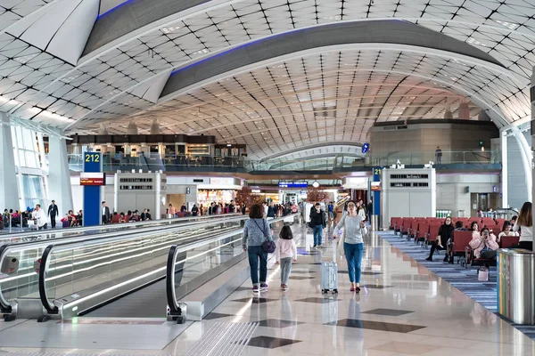 Hong Kong, Çin - 14 Ocak 2019: Hong Kong uluslararası havaalanında yürüyüş yolu transit hall terminali.