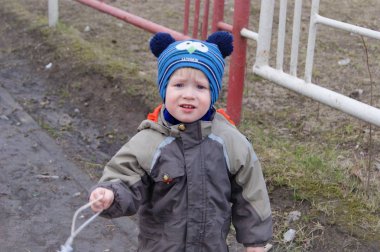 İki ya da üç yaşında küçük bir çocuk sinirli yüz, duygular, ruh hali yapar