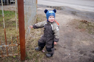 Bir taşra kasabasında Bahar, küçük bir çocuk gerçekten çit almak istiyor, hangi o olamaz