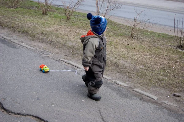 Primavera em uma cidade provincial, o bebê caminha e rola uma máquina de escrever em uma corda — Fotografia de Stock