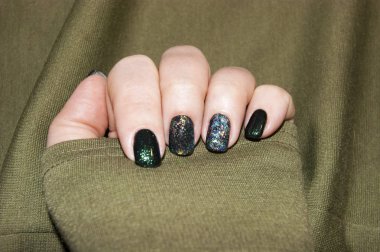 güzel yeşil manikür, yeşil farklı tonları çivi üzerinde oje, hafif bir parlaklık ve büyük ışıltı ile