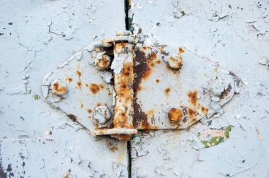 Loop eski bir demir römork - Yaşlılık, vintage, metal korozyon, farklı renklerde eski peeling boya katmanları