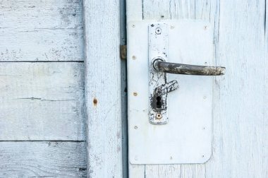 Yaşlılık, vintage, eski boyalı ahşap - eski beyaz kapı ve metal kapı kolu, giriş