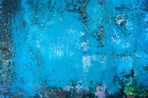Velhice, vintage, corrosão de metal, tinta azul descascando na parede de uma casa velha, fundo — Fotografia de Stock