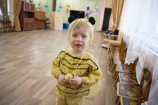 Rússia Novodvinsk maio 2019 - Jardim de infância 24 - Uma criança de três anos, um menino louro triste com olhos azuis, em um terno de abelha — Fotografia de Stock