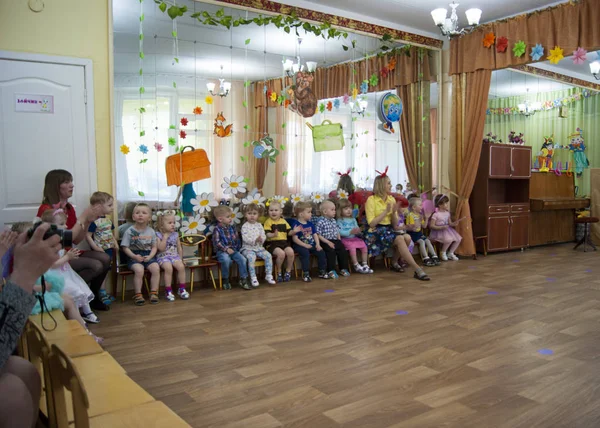 Russia Novodvinsk May 2019 - Kindergarten 24 - A theme matinee in kindergarten, where everyone is dressed in bee or butterfly costumes — Stock Photo, Image