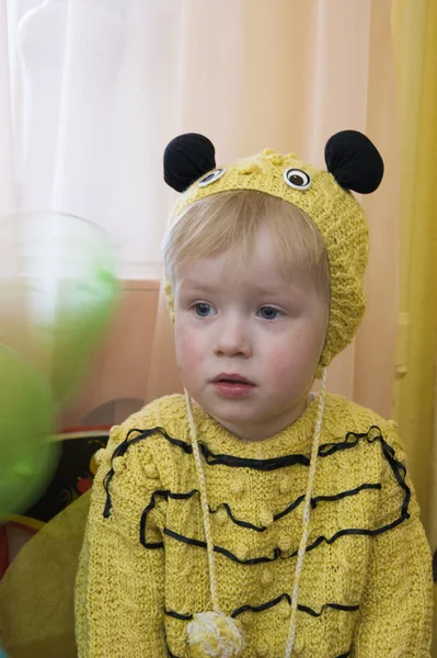 Трехлетний ребенок, грустный блондин с голубыми глазами, в пчелином костюме — стоковое фото